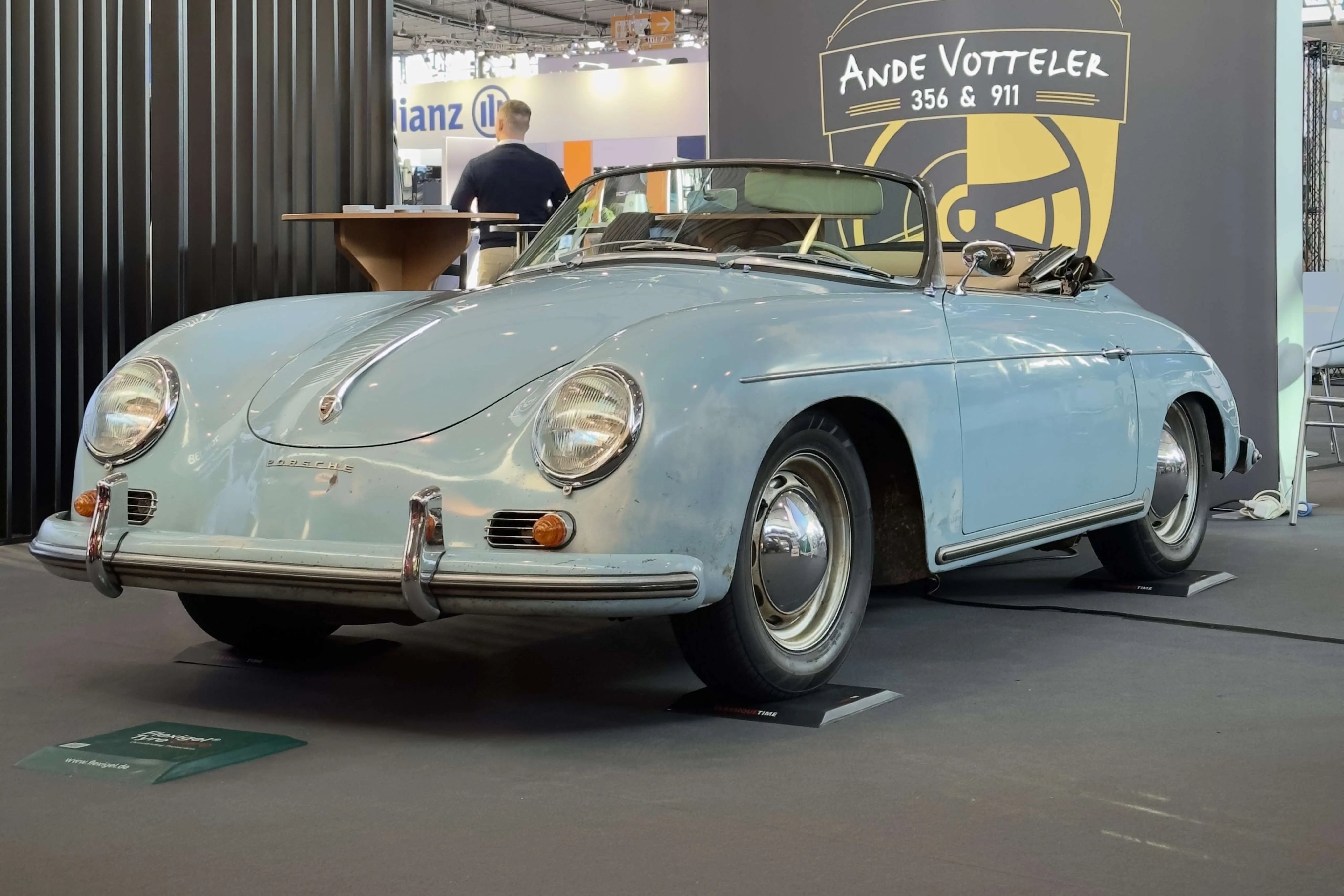 Ein himmelblauer Porsche 356 steht mit allen vier Reifen auf Reifenschonern aus Flexigel®, um Standschäden entgegen zu wirken.