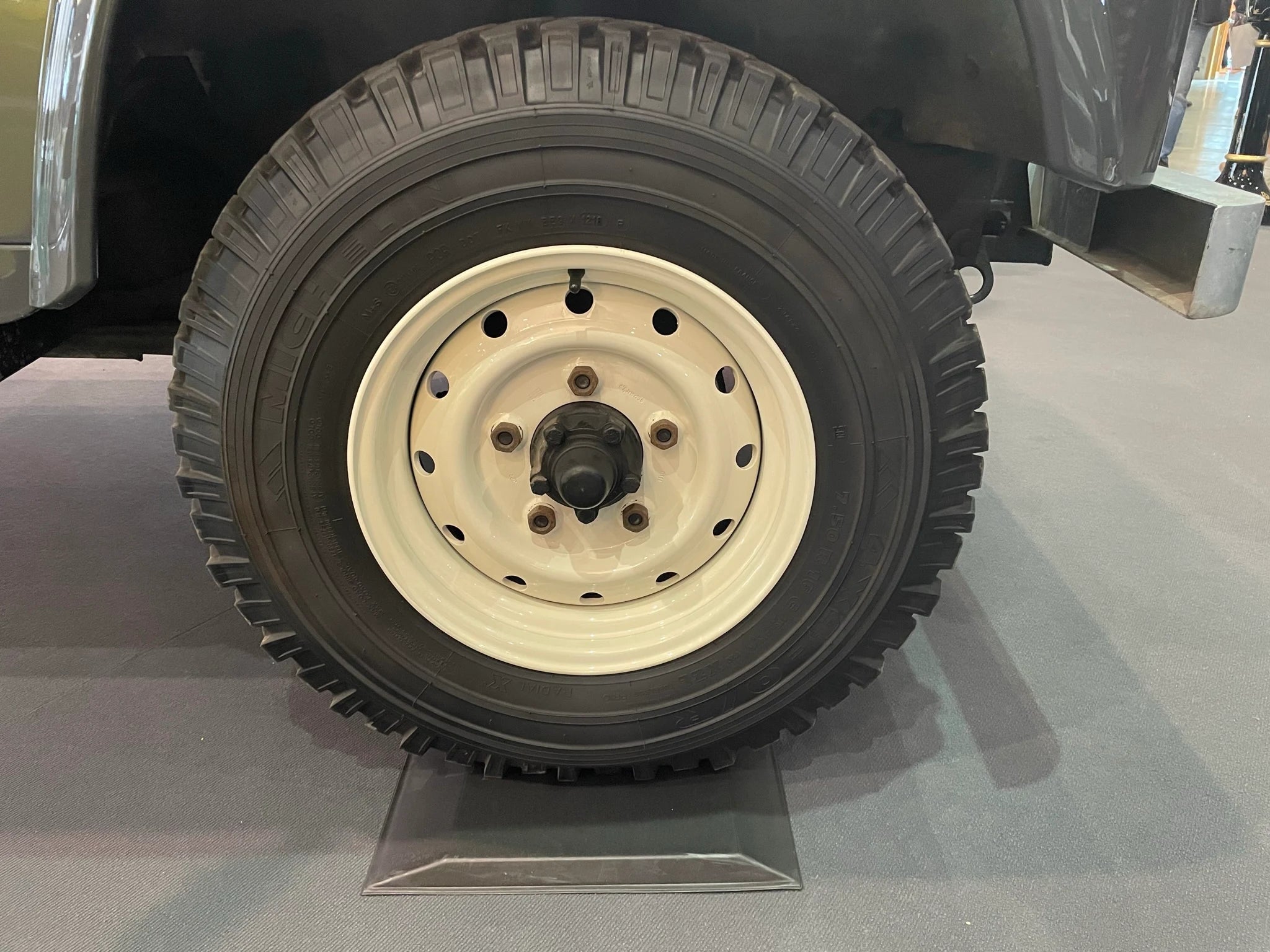 Massiver Reifen auf einem Reifenschoner aus Flexigel®