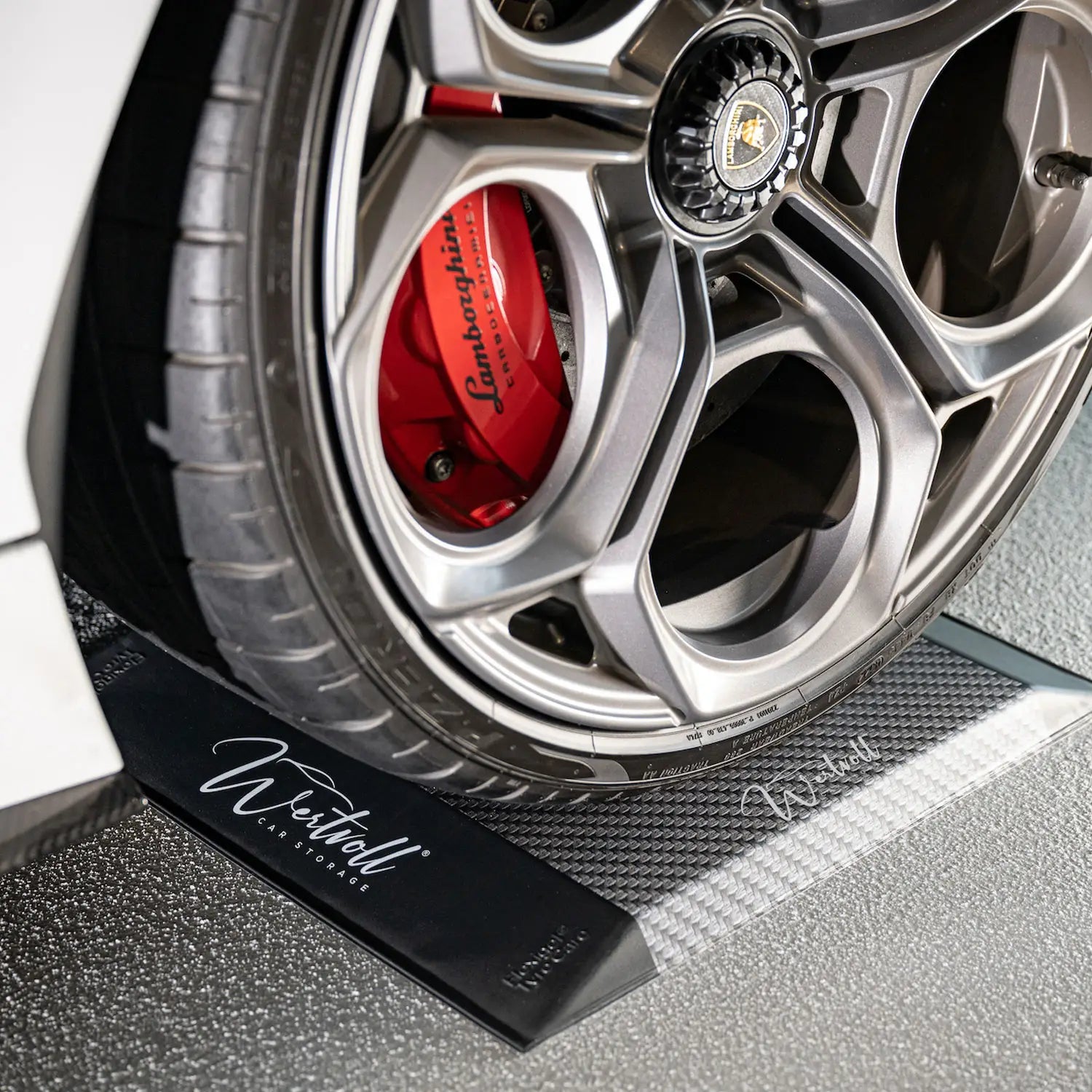 Sportwagen Reifen steht auf einem personalisierten Reifenschoner. 