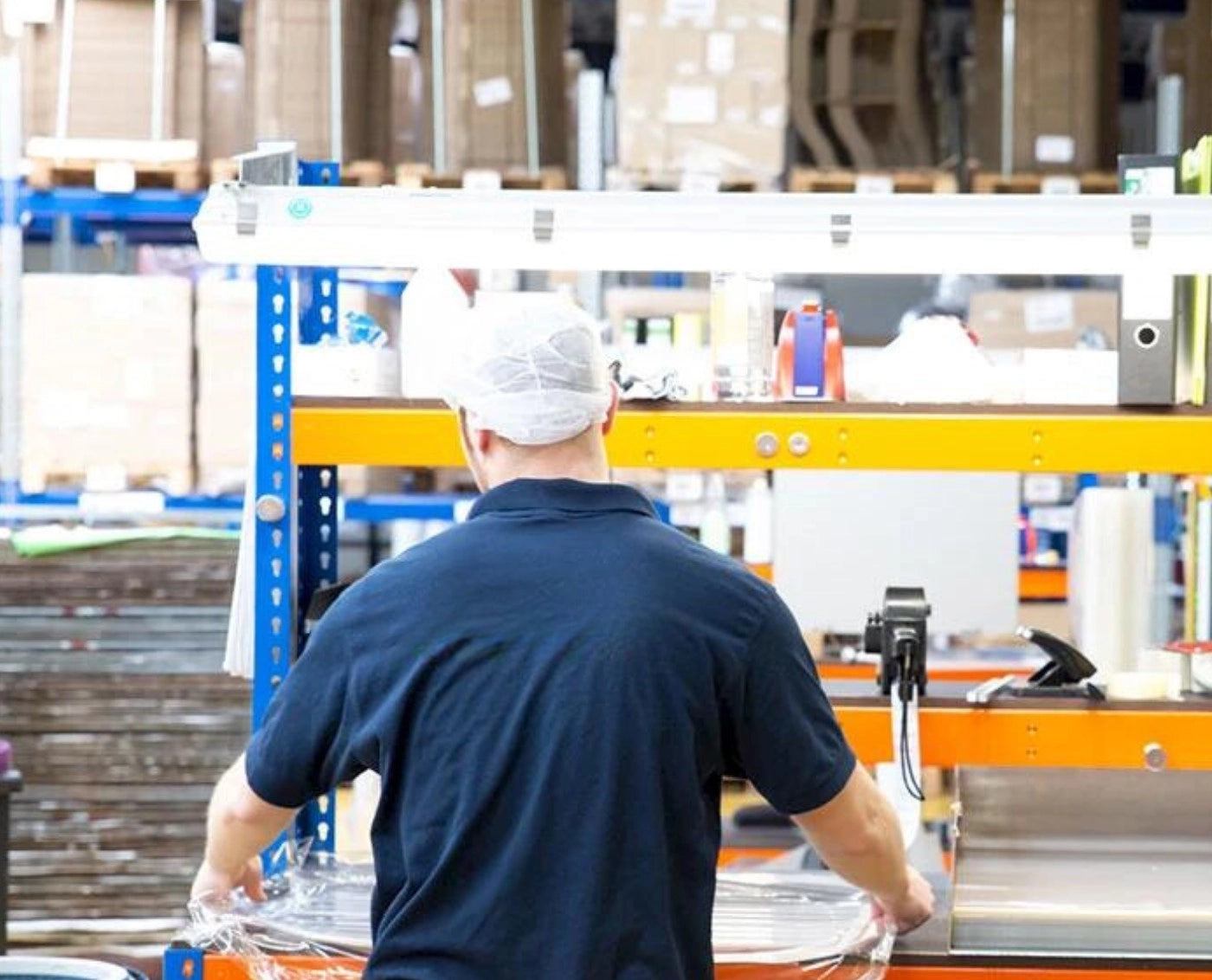 Ein Arbeiter der Atuforma GmbH in der Produktion stellt Reifenschoner her.
